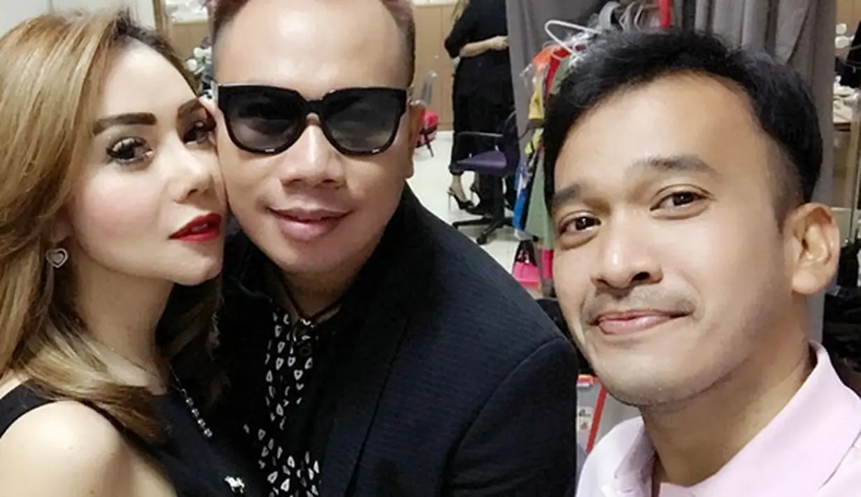 "Selamat yaaaa untuk sahabatku @vickyprasetyo777 and @femmypermatasari langgeng yaaaaaa, lancar sampai proses bulan Mei, Amin," tulis ruben_onsu pada Selasa 4 April silam. (dok. Instagram)