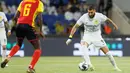Benzema langsung menunjukkan kelasnya. Mantan bintang Real Madrid itu menyumbang satu gol dan satu assist dalam laga debutnya. (Photo by AFP)