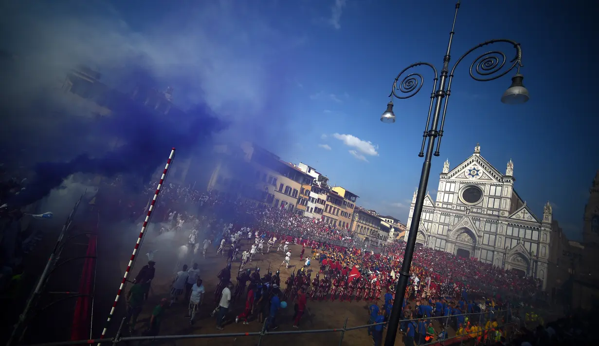 Suasana lapangan usai pertandingan Calcio Storico Fiorentino di Piazza Santa Croce di Florence, Italia (24/6). Permainan sepak bola kuno ini membolehkan atletnya saling sikut, tinju, tanduk, dan saling hantam. (AFP Photo/Filippo Monteforte)