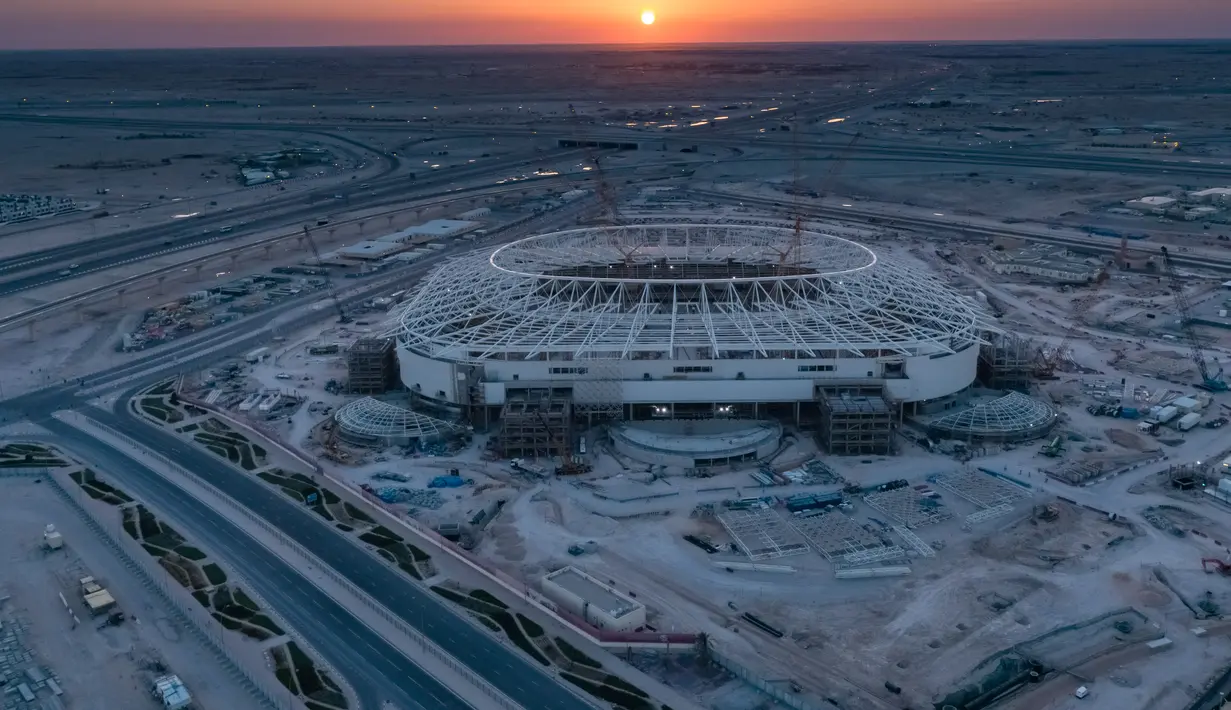 Gambar yang dirilis pada 20 November 2019, Stadion Al-Rayyan yang menjadi venue Piala Dunia 2022 sedang dalam pembangunan di sekitar ibu kota Qatar, Doha. Piala Dunia 2022 Qatar rencananya akan dimulai pada 21 November hingga 18 Desember. (Qatar’s Supreme Committee for Delivery and Legacy/AFP)