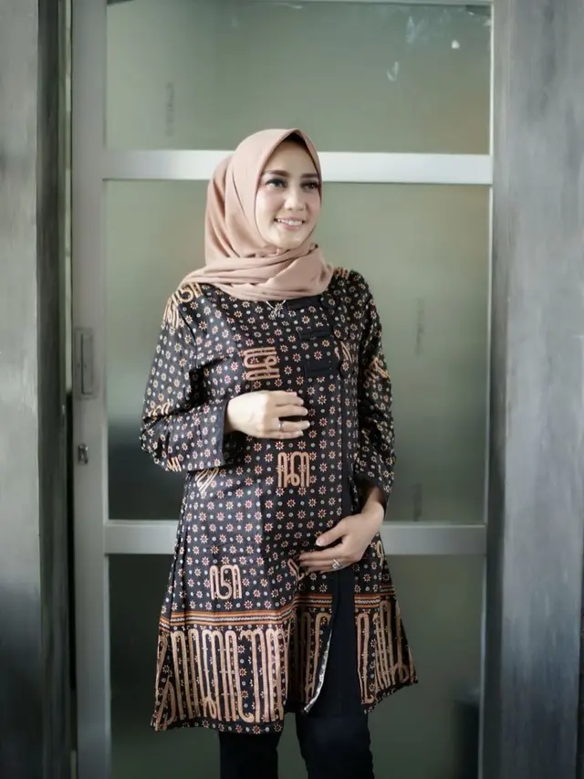 6 Potret Gaya Mama Lita MasterChef Saat Pamer Babybump