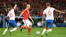 Aaron Ramsey tampil gemilang saat Wales melumat Rusia 3-0, (20/6/2016). Ramsey menciptakan 6 peluang, satu assist, dan mencetak satu gol ke gawang Rusia. (AFP/Pascal Guyot)