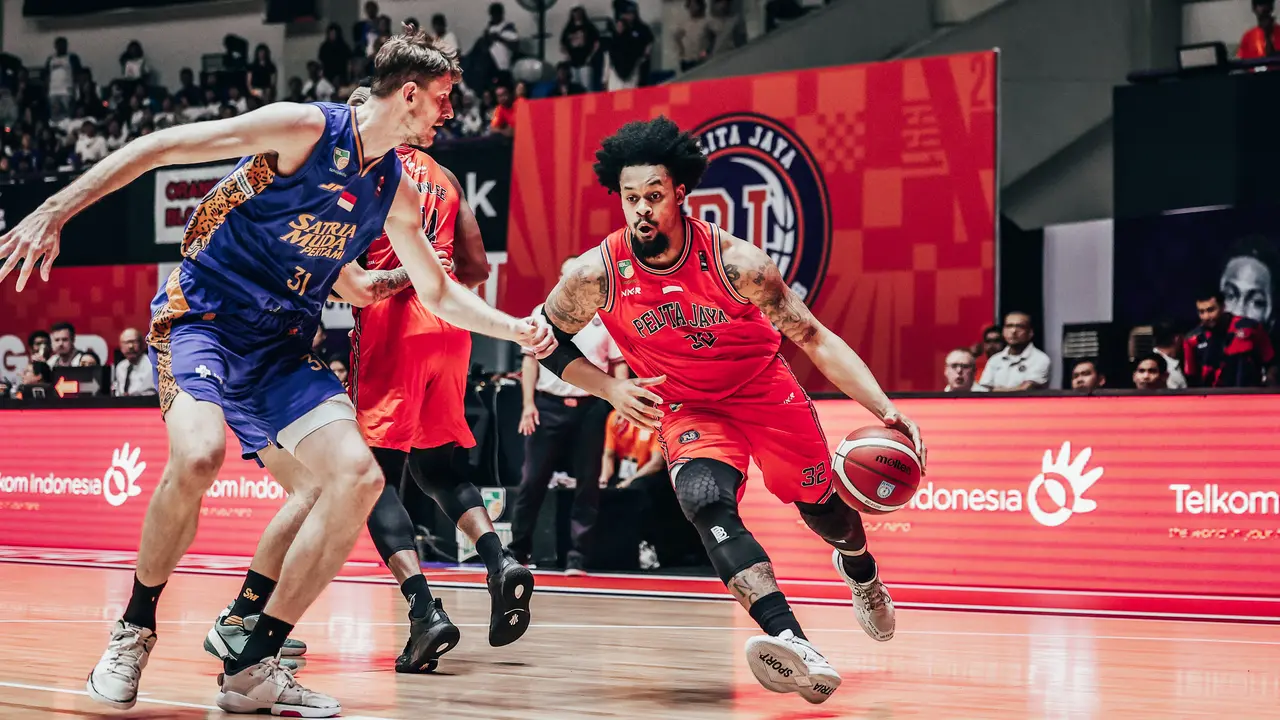 KJ McDaniels (kanan) memimpin Pelita Jaya memaksakan Satria Muda memainkan game ketiga di Final IBL 2024