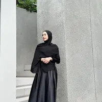 Melalui akun Instagram, ia pun turut mengunggah gaya OOTD-nya ini. Meski tampil menggunakan hijab, namun Aura Kasih juga berujar jika dirinya hingga saat ini masih belum memutuskan untuk berhijab. (Liputan6.com/IG/@aurakasih)