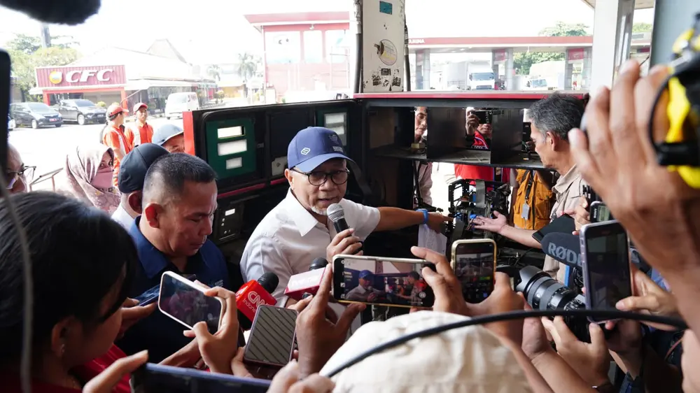 Menteri Perdagangan Zulkifli Hasan menggelar pengamanan di Stasiun Pengisian Bahan Bakar Umum (SPBU) di Rest Area KM 42 B Tol Jakarta-Cikampek, Kabupaten Karawang, Jawa Barat pada Sabtu (23/3/2024). (Dok Kemendag)