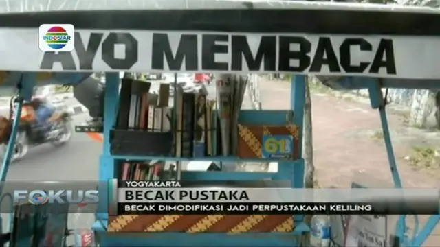 Tumbuhkan minat membaca, Sutopo sulap becaknya menjadi perpustakan mini. Ia menyediakan bermacam jenis buku di dalamnya.