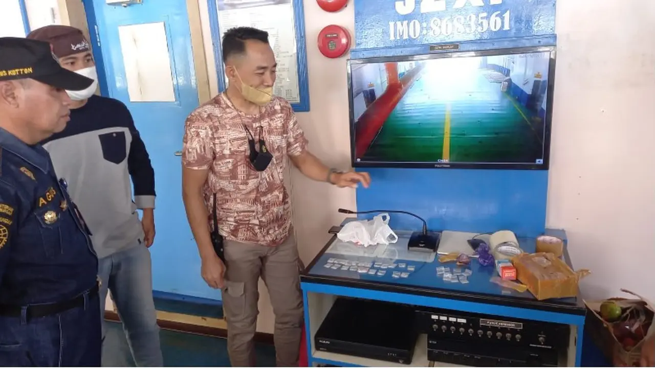 Kapolsek KPG saat menunjukan barang bukti narkotika jenis sabu yang diselundupkan melalui pelabuhan (Arfandi Ibrahim/Liputan6.com)