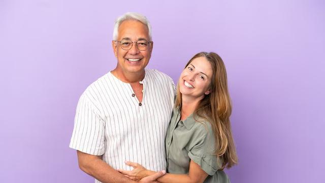 Ini 7 Alasan Brondong Suka Wanita Lebih Tua, Bukan Karena Materi!