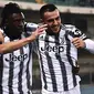 Penyerang Juventus, Moise Kean (tengah) berselebrasi dengan rekan satu timnya usai mencetak gol ke gawang Verona pada pertandingan lanjutan Liga Serie A Italia di stadion Bentegodi di Verona, Jumat (11/11/2022). Juventus menang tipis atas Verona dengan skor 1-0. (AFP/Marco Bertorello)