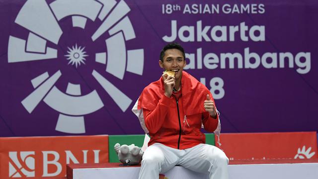 Momen Jonatan Christie Gigit Medali Emas Asian Games