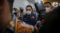 Gubernur Jawa Barat, Ridwan Kamil menuju ruangan pemeriksaan di Bareskrim Polri, Jakarta, Jumat (20/11/2020). Ridwan Kamil dimintai klarifikasi terkait dugaan pelanggaran protokol kesehatan Covid-19 di acara kerumunan yang melibatkan Rizieq Shihab di Megamendung, Bogor. (Liputan6.com/Faizal Fanani)