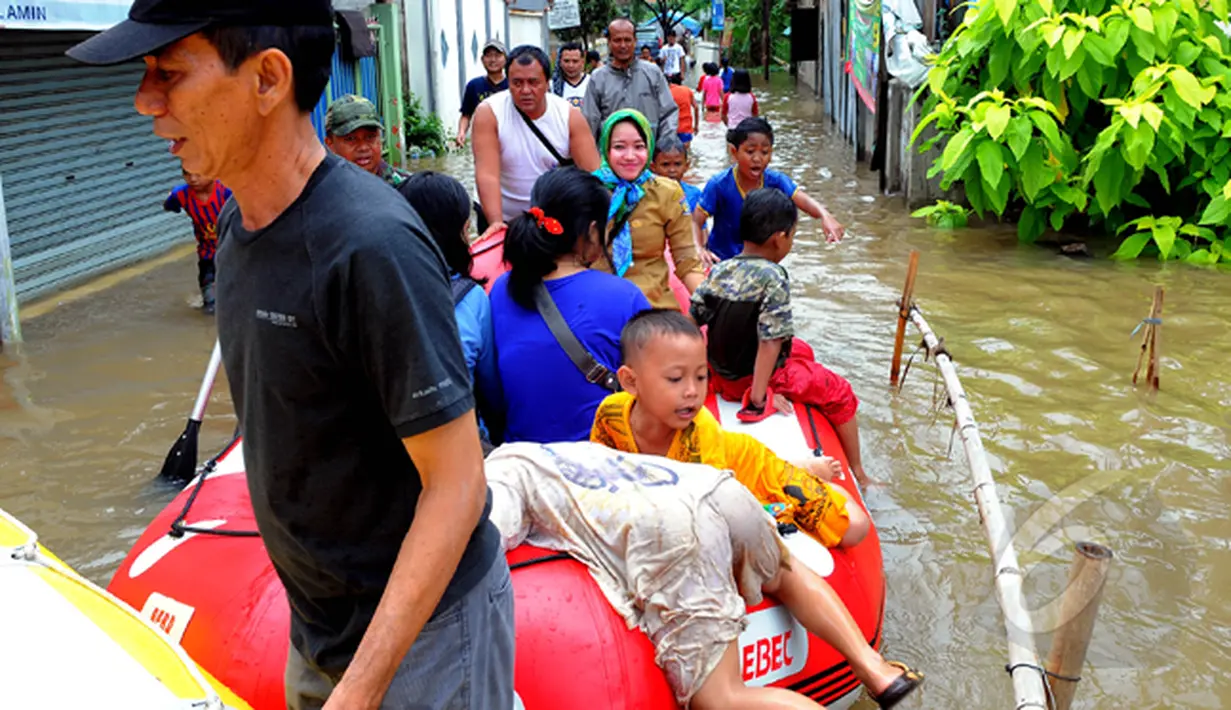 Hujan yang turun sejak Minggu (8/2) lalu, mengakibatkan kawasan perumahan mewah Garaharaya di Tangerang, Banten terendam air setinggi lebih kurang 90 cm, Selasa (10/2/2015). (Liputan6.com/Faisal R Syam)
