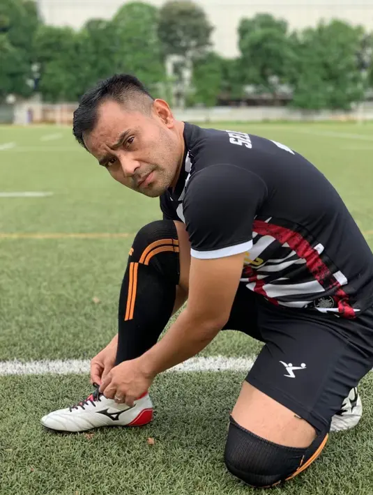 Seleb yang mengawali karier pada 2005, kini tengah menjadi penyanyi solo top Indonesia. Berkat suaranya yang bagus, Judika didaulat menjadi juri ajang menyanyi. Meski disibukkan dengan agenda di dunia entertain, Judika pasti menyisihkan untuk berlatih sepak bola. (Liputan6.com/IG/@jud1ka)