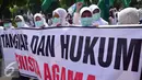 Sejumlah demonstran membawa spanduk saat aksi menuntut Ahok agar segera diadili di Semarang, Jumat (4/11). Gubernur DKI diduga telah melakukan penistaan agama di Kepulauan Seribu. (Liputan6.com/Gholib)