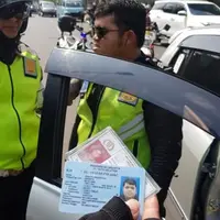 Ada polisi yang kamu curigai adalah polisi gadungan? Jangan takut untuk meminta surat perintah. (Instagram)