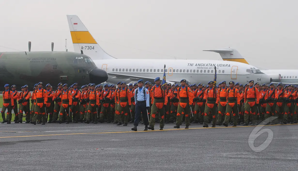 Prajurit Kopaskhas TNI AU berjalan menuju lokasi upacara peringatan Hari Ulang Tahun ke-69 TNI AU di Pangkalan Udara Halim Perdanakusuma, Jakarta, Kamis (9/4/2015). Sejumlah atraksi ditampilkan oleh prajurit TNI AU. (Liputan6.com/Herman Zakharia)
