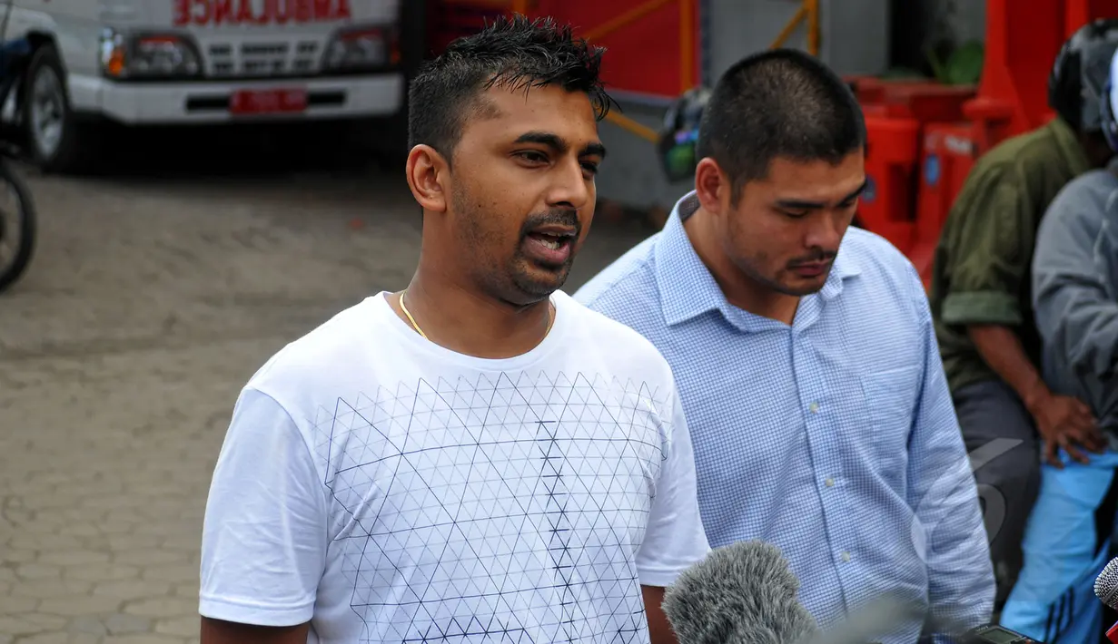 Chintu Sukumaran (kanan), adik duo Bali Nine Myuran Sukumaran usai mendatangi Lapas Nusakambangan, Cilacap, Minggu (26/4/2015). Keluarga berharap Presiden Jokowi membatalkan pelaksanaan eksekusi mati terhadap Duo Bali Nine. (Liputan6.com/Yoppy Renato)