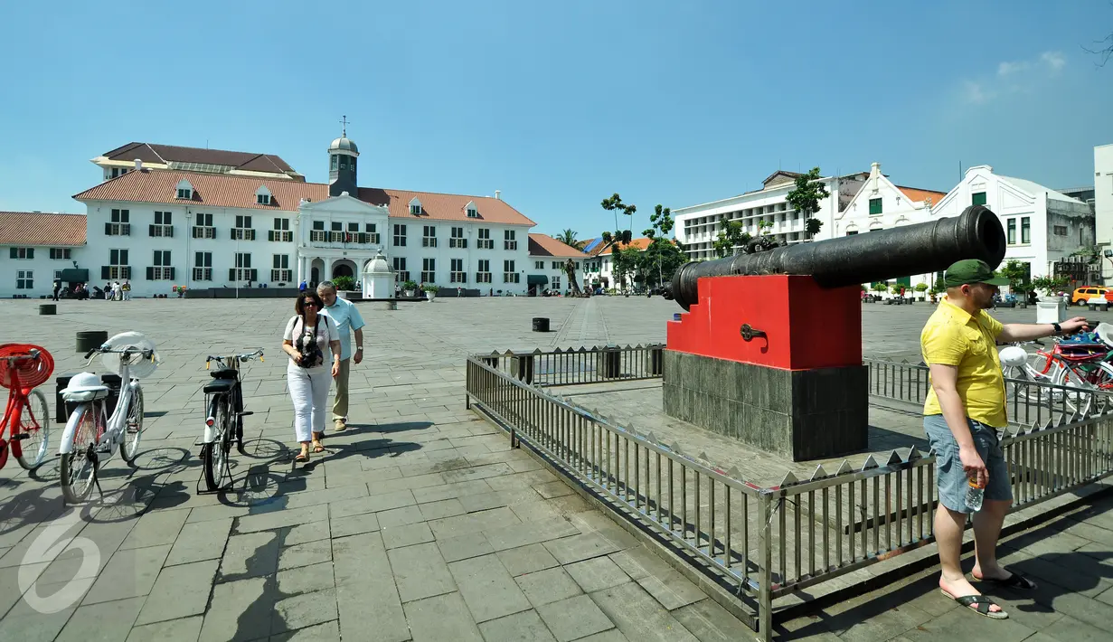 Kawasan Kota Tua Jakarta menjadi pilihan tempat wisata murah meriah saat libur lebaran. Kawasan tersebut dikenal dengan koleksi bangunan tua peninggalan Belanda. (Liputan6.com/Faizal Fanani)