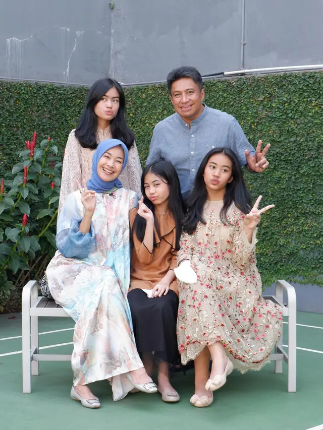 Alya Rohali bersama ketiga putrinya (Instagram/arohali)