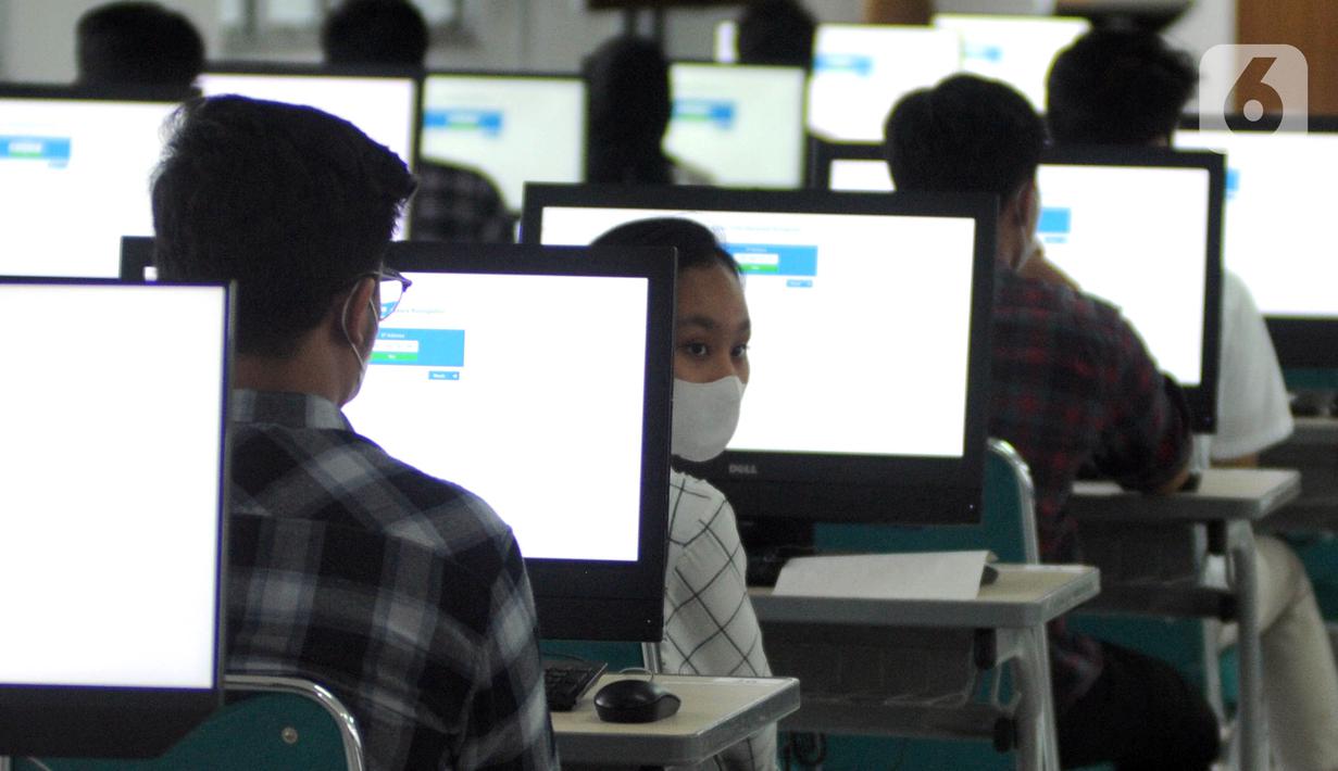 Peserta mengikuti Ujian Tulis Berbasis Komputer (UTBK) Seleksi Bersama Masuk Perguruan Tinggi Negeri (SBMPTN) 2022 gelombang pertama di Universitas Pembangunan Nasional (UPN), Jakarta, Selasa (17/5/2022). UTBK SBMPTN 2022 digelar mulai hari ini hingga 23 Mei 2022. (merdeka.com/Arie Basuki)