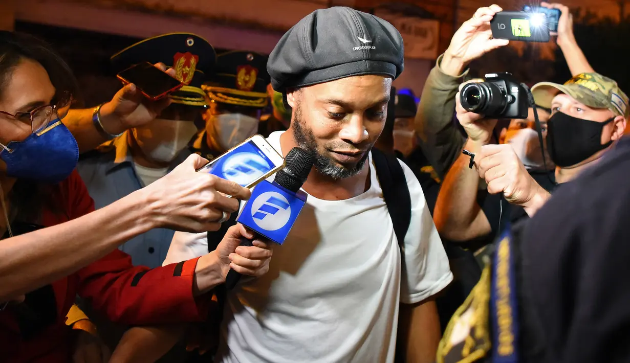 Mantan pemain timnas Brasil, Ronaldinho tiba di sebuah hotel untuk menjalani tahanan rumah di Asuncion, Paraguay, Selasa (7/4/2020). Ronaldinho dan kakaknya dijebloskan ke penjara pada 5 Maret 2020 lantaran menggunakan paspor palsu saat masuk ke Paraguay. (Norberto DUARTE / AFP)