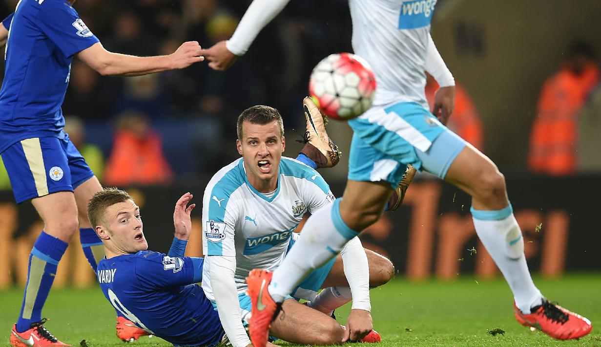 Perebutan bola antara pemain Leicester City dengan pemain Newcastle United dalam laga Liga Inggris di Stadion King Power, Selasa (15/3/2016) dini hari WIB. (AFP/Paul Ellis)
