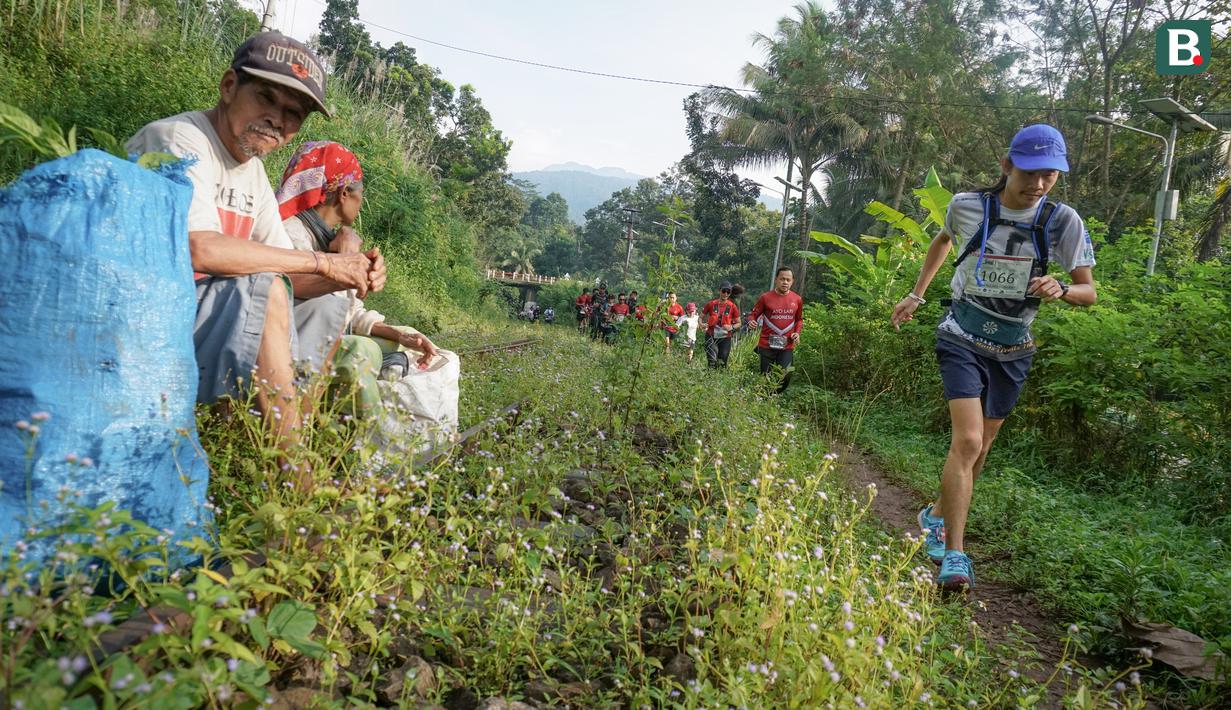 Masyarakat sekitar juga terlihat antusias dengan menunjukkan senyum ramah dan sapa kepada pelari yang mulai terkuras energinya. (Bola.com/Bagaskara Lazuardi)