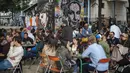 Orang-orang bersosialisasi dan minum di teras kafe di Paris, Prancis, Sabtu (5/6/2021). Jumlah kasus baru COVID-19 di Prancis semakin menurun. (AP Photo/Lewis Joly)