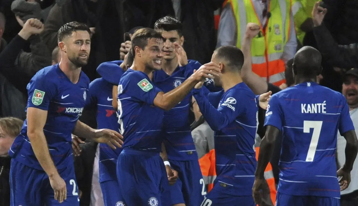 Para pemain Chelsea merayakan gol yang dicetak oleh Emerson Palmieri ke gawang Liverpool pada laga Piala Liga Inggris di Stadion Anfield, Rabu (26/9/2018). Liverpool takluk 1-2 dari Chelsea. (AP/Rui Vieira)