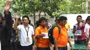 Tersangka IAW menjalani proses rekonstruksi Lapangan Tembak Senayan, Jakarta, Jumat (19/10). IAW menjalani 25 adegan rekonstruksi terkait dugaan enam peluru yang tertembak ke enam ruangan di Gedung DPR RI. (Liputan6.com/Immanuel Antonius)