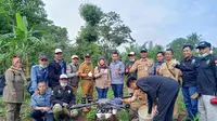 Para penyuluh pertanian di Garut, Jawa Barat tengah mencoba penggunaan penyemprotan obat hama ulat grayak menggunakan drone atau pesawat tanpa awak di area pertanian jagung kecematan Banyuresmi (Liputan6.com/Jayadi Supriadin)