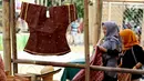 Produk hasil kerajinan tangan dipamerkan dalam Festival Panen Raya Nusantara di Taman Menteng, Jakarta, Jumat (13/10). Festival tersebut menampilkan berbagai macam produk nusantara dan digelar hingga 15 Oktober mendatang. (Liputan6.com/Angga Yunair)