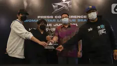 (ki-ka) Manajer EVOS esports Aldo, Head Project 1011 Event Kresna Panji, Dirut PT March Hotel Management Felix F Lukman, dan Dirut 1011 Event Frans Silalahi berfoto bersama usai konferensi pers Woman Star League Season 3 di Jakarta, Selasa (15/06/2021) (Liputan6.com/Fery Pradolo)