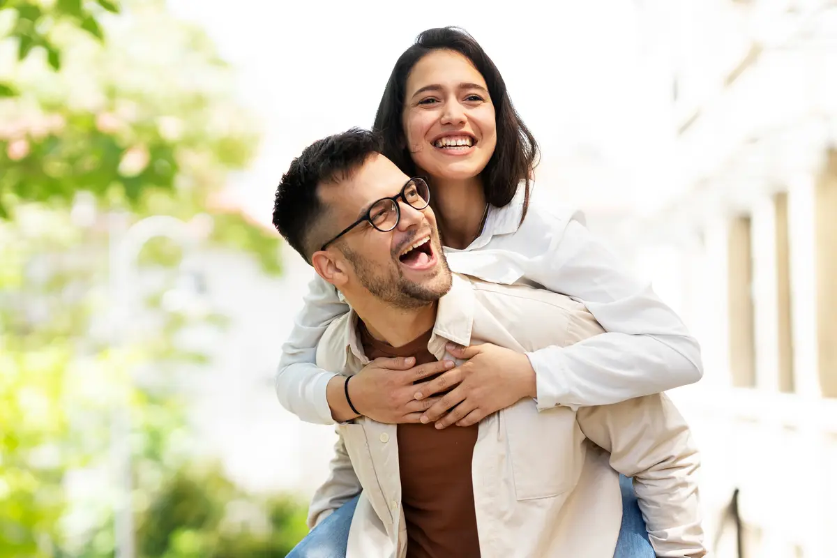 pasangan cinta bahagia