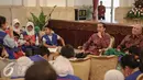 Presiden Joko Widodo mendengarkan pertanyaan wartawan cilik di Istana Negara, Jakarta, Selasa (20/10/2015). Hasil wawancara tersebut akan dibukukan dan dibagikan gratis ke seluruh sekolah dasar di Indonesia. (Liputan6.com/Faizal Fanani)