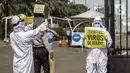 Aktivis Walhi saat menggelar aksi damai di depan Gedung MPR/DPR/DPD, Jakarta, Kamis (9/7/2020). Dalam aksinya mereka menyerukan untuk menolak dan menghapus RUU Omnibus Law Cipta Lapangan Kerja. (Liputan6.com/Johan Tallo)