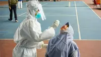 Petugas medis melakukan tes usap atau swab kepada warga di Pekanbaru untuk mendeteksi Covid-19. (Liputan6.com/M Syukur)