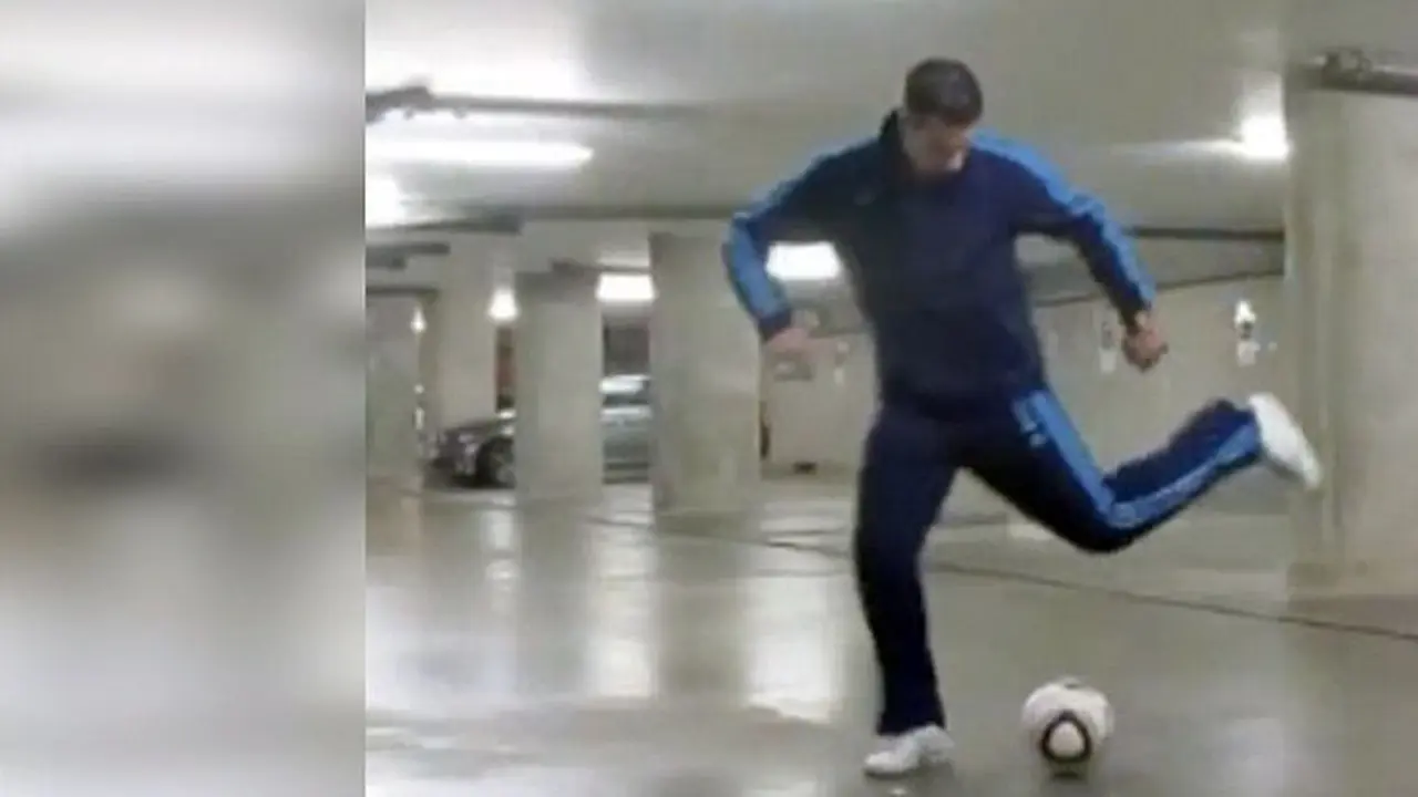 robin-van-persie-shows-off-his-freestyle
