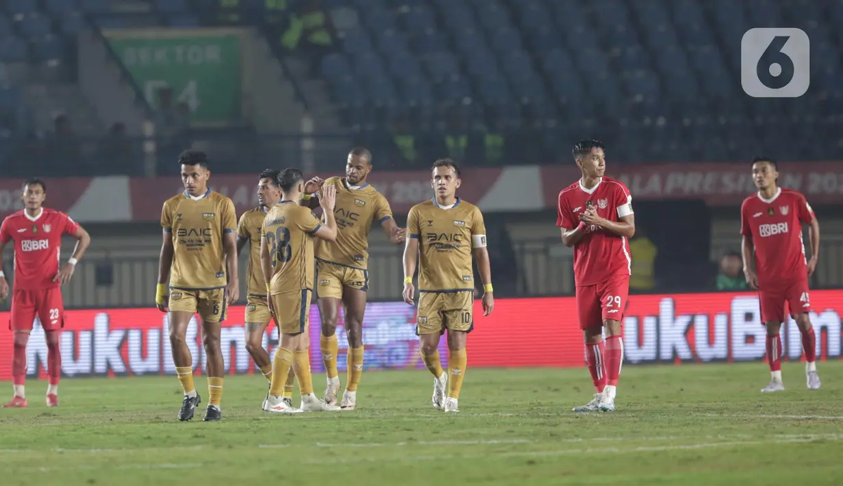 Memasuki babak kedua, Dewa United langsung tampil menekan. (Liputan6.com/Helmi Fithriansyah)