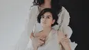 Kalau ini ketika Eva dan Sophia sedang dalam satu project photoshoot bersama untuk salah satu majalah Indonesia. Gimana, makin terlihat mirip kan? (Liputan6.com/IG/@evacelia)