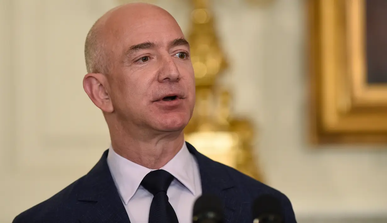 Peringkat ketiga diisi oleh Jeff Bezos yang miliki kekayaan US$72,8 miliar. Kekayaan CEO dari amazon.com bertambah sebanyak US$27,6 miliar atau sekitar Rp968 triliun pada tahun ini. (AP Photo/Susan Walsh)