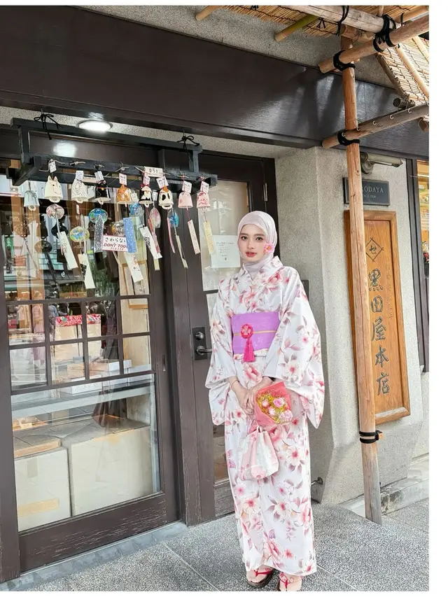 6 Gaya Inara Rusli Liburan di Jepang, Tampil Modis dengan Warna Pastel