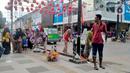 Pedagang berjualan di jalur pedestrian sepanjang Jalan Surya Kencana, Kota Bogor, Jawa Barat, Sabtu (3/12/2022). Jalur pedestrian yang seharusnya menjadi akses pejalan kaki dan ramah bagi kaum disabilitas itu tidak berfungsi dengan semestinya. (Liputan6.com/Magang/Aida Nuralifa)