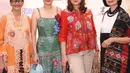 Donna Harun tampil awet muda dengan dress batik panjang bertali dengan warna hijau yang fresh. Dipadukan dengan mules heels dan handbag sky blue [@donnaharun]