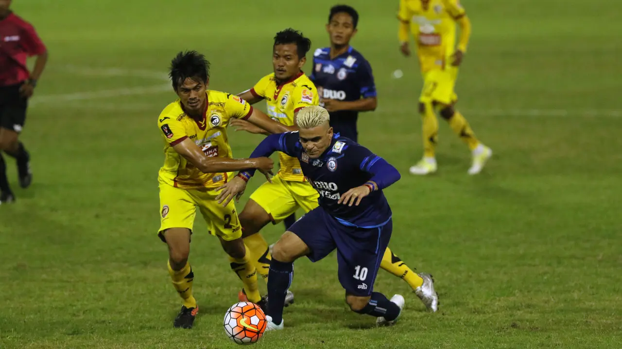 Penyerang Arema FC Cristian Gonzalez coba menerobos pertahanan Sriwijaya FC pada laga 8 besar Piala Presiden di Stadion Manahan, Solo, Minggu (26/2/2017). 