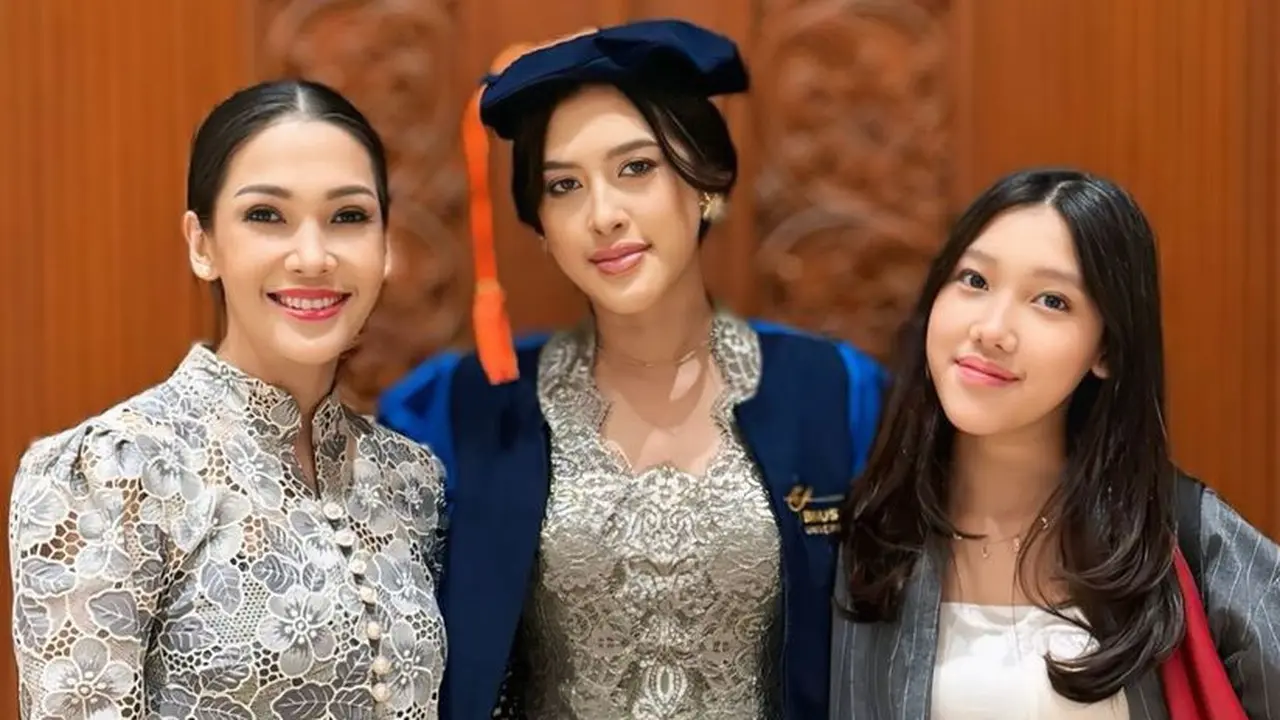 Queena Putri Mieke Amalia saat Wisuda