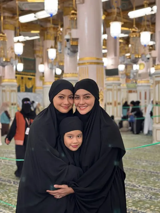 Tampil kembar dengan serba hitam, Ririn Ekawati berpelukan dengan Rini Yulianti dan sang putri [@ririnekawati]