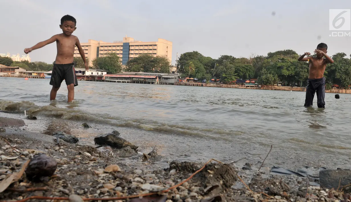 Anak-anak selesai berenang di Danau Sunter, Jakarta, Selasa (23/7/2019). Anak-anak tetap nekat berenang di Danau Sunter kendati mereka sadar telah dilarang dan dapat membahayakan diri sendiri. (merdeka.com/Iqbal Nugroho)