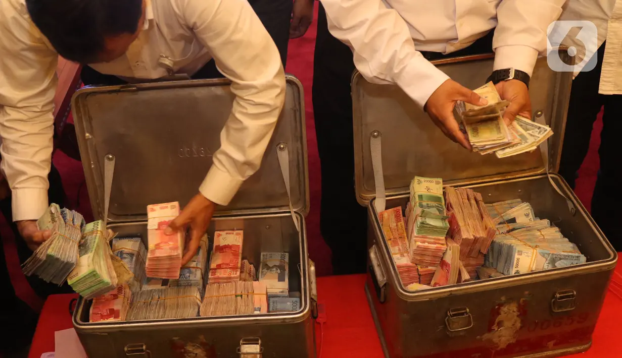 Uang palsu ditunjukkan sebelum dimusnahkan di gedung Bank Indonesia, Jakarta, Rabu (26/2/2020). Bank Indonesia memusnahkan 50.087 lembar uang Rupiah palsu hasil temuan dari proses pengolahan uang dan klarifikasi masyarakat selama rentang waktu 2017-Januari 2018. (Liputan6.com/Angga Yuniar)