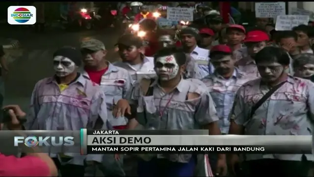 Tuntut hak-haknya sebagai pekerja, mantan sopir truk Pertamina jalan kaki dari Bandung ke Jakarta sambil mengenakan kostum zombie.